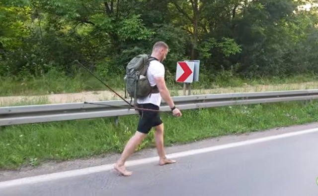Nikola bos pješači prema svetom Ivi u Podmilačje