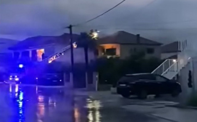 Grom izazvao požar u obiteljskoj kući u Metkoviću
