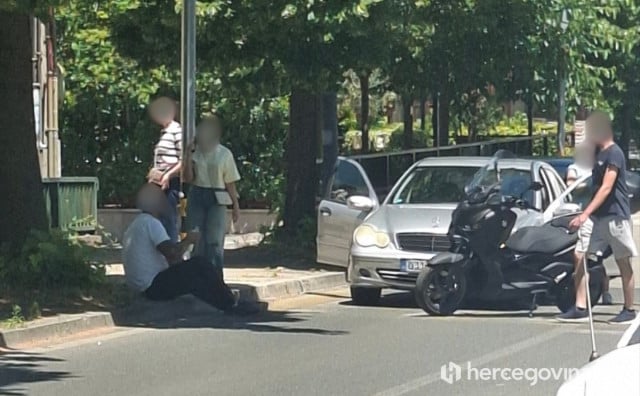 Sudar motocikla i automobila kod mostarske Katedrale