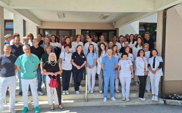 Zdravstveni djelatnici održali štrajk upozorenja ispred Županijske bolnice u Livnu