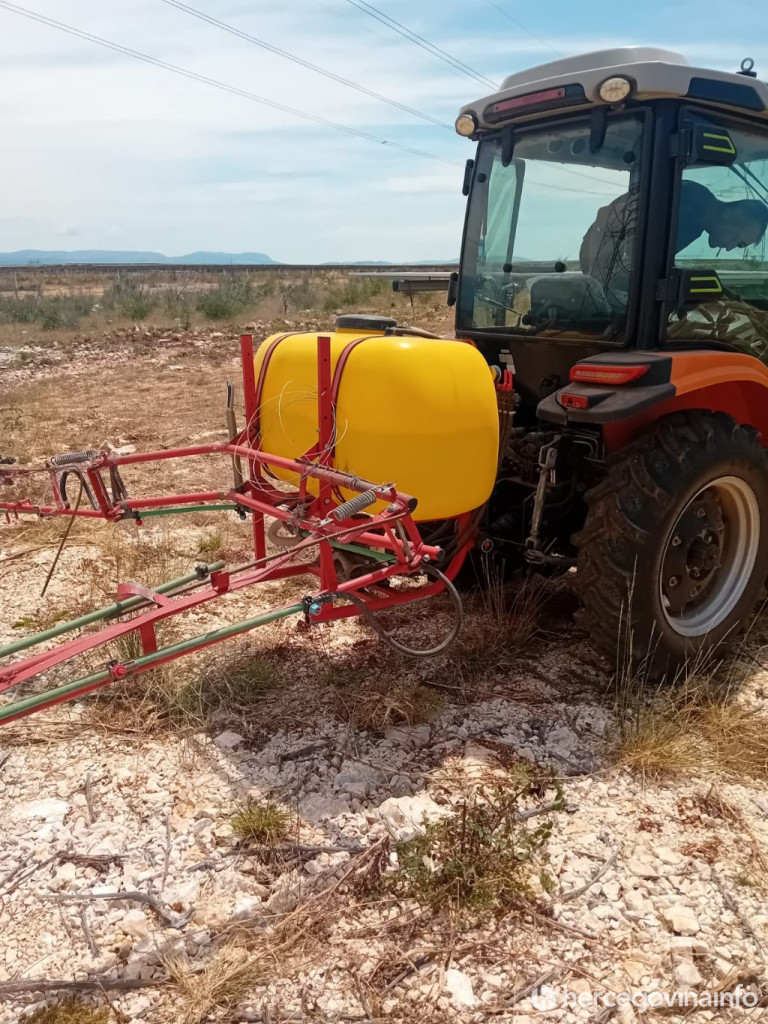 Lager traktor za prskanje trave