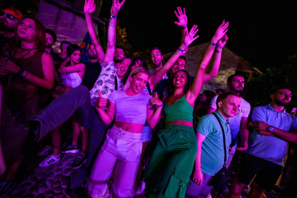 Mostar Sevdah Reunion večeras nastupa ispod Starog mosta, dok su tijekom Red Bull Cliff Divinga najavljeni koncerti i program na četiri lokacije.