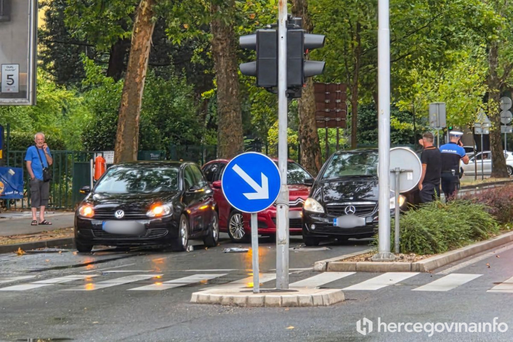 U Ulici kralja Tomislava u Mostaru sudarila su se tri vozila. Nema ozlijeđenih, a promet je blokiran od raskrižja s Ulicom kralja Zvonimira do zgrade Projektanta.