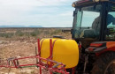 Kod Mostara lovočuvar zatekao traktor kako sumnjivom tekućinom prska travu i korov oko solarnih panela