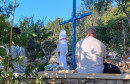 Reporter Hercegovina.info javlja iz Međugorja: Gospin kip je očišćen, misa se služi na obnovljenom oltaru, a plato je prepun vjernika.