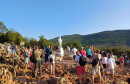 Reporter Hercegovina.info javlja iz Međugorja: Gospin kip je očišćen, misa se služi na obnovljenom oltaru, a plato je prepun vjernika.