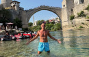 Svjetski boksački prvak posjetio Mostar, osvježenje pronašao ispod Starog mosta