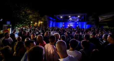 Mostar Sevdah Reunion večeras nastupa ispod Starog mosta, dok su tijekom Red Bull Cliff Divinga najavljeni koncerti i program na četiri lokacije.