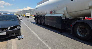 Na magistralnoj cesti M-17 kod Mostara sudarili su se BMW i tegljač s cisternom. Ozlijeđenih nije bilo, a stvorene su velike kolone.
