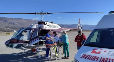 Na Zračnoj luci Mostar nalazi se helikopter MUP-a RS s medicinskim timom. Prema neslužbenim informacijama, riječ je o prijevozu bebe u Beograd.