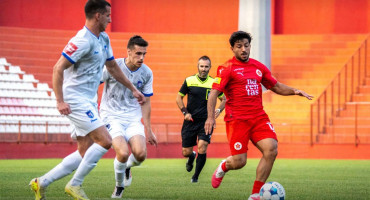 Nogometaši Veleža poraženi su od Jadrana iz Ploča rezultatom 3:1 u prijateljskoj utakmici odigranoj 26. srpnja na stadionu Rođeni.