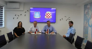 Potpisan je ugovor za izgradnju dodatnog objekta Osnovne škole Ruđera Boškovića, čime bi trebali biti stvoreni uvjeti za jednosmjensku nastavu.