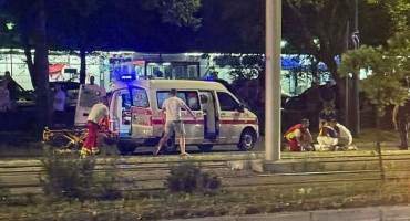 Prometna nesreća Sarajevo, mladić pao s krova automobila