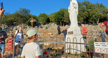 Reporter Hercegovina.info javlja iz Međugorja: Gospin kip je očišćen, misa se služi na obnovljenom oltaru, a plato je prepun vjernika.