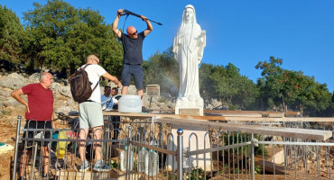 Reporter Hercegovina.info javlja iz Međugorja: Gospin kip je očišćen, misa se služi na obnovljenom oltaru, a plato je prepun vjernika.