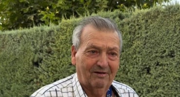 Španjolski reprezentativac Pedro Porro zlatnu medalju sa Svjetskog prvenstva poklonio je djedu koji ga je od djetinjstva vodio na treninge.