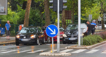 U Ulici kralja Tomislava u Mostaru sudarila su se tri vozila. Nema ozlijeđenih, a promet je blokiran od raskrižja s Ulicom kralja Zvonimira do zgrade Projektanta.