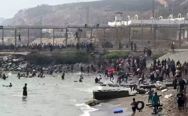 Gotovo 50.000 migranata u jednom danu ušlo u Ceutu, pronađeno najmanje 19 tijela