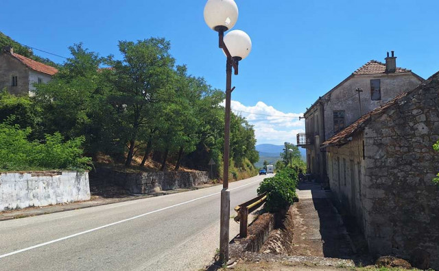 Mirjana je jedina stanovnica ovog hercegovačkog sela, nekada je bilo dom tisućama ljudi