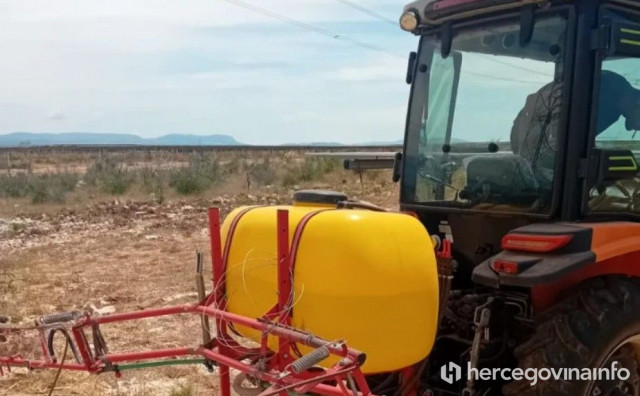 Lager traktor za prskanje trave