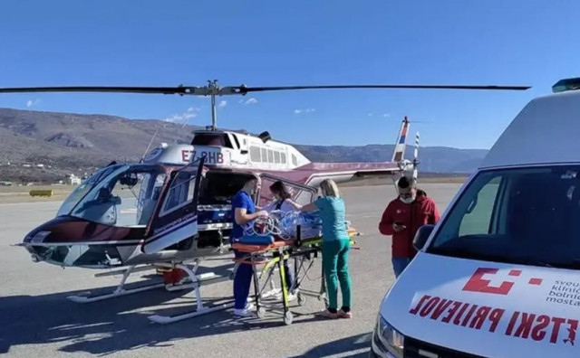 Helikopter MUP-a RS s medicinskim timom sletio u Mostar, neslužbeno doznajemo da prevozi bebu u Beograd