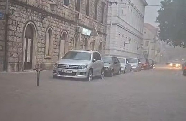 Snažno nevrijeme pogodilo Trebinje, u pola sata palo 40 litara kiše