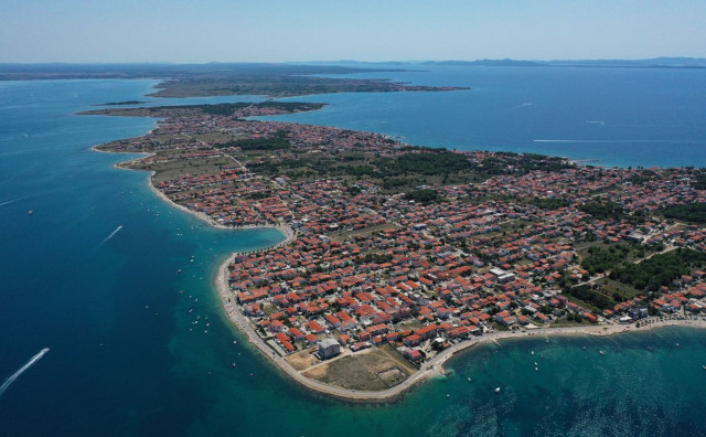 Stranci kamenjem napali ekipu Nove TV dok je snimala pečaćenje apartmana na Viru, snimatelja udarali u glavu i trbuh