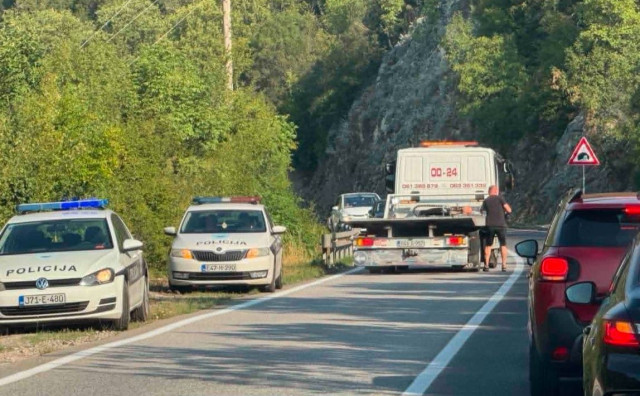 Automobil se prevrnuo na krov kod Mostara