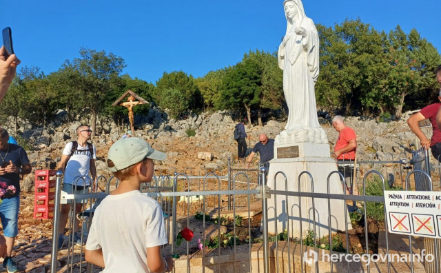 Hercegovina.info u Međugorju: Plato pun vjernika, Gospin kip očišćen nakon 12 sati