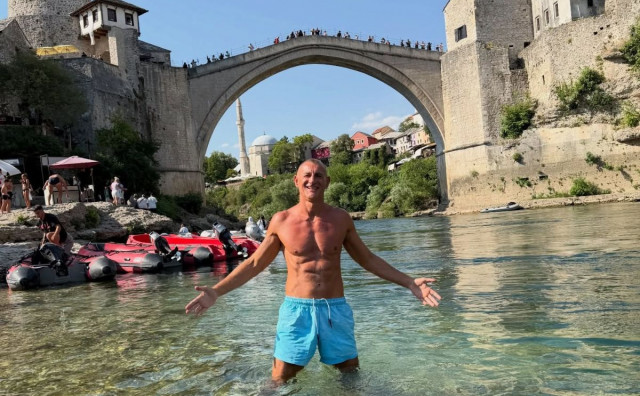 Svjetski boksački prvak posjetio Mostar, osvježenje pronašao ispod Starog mosta
