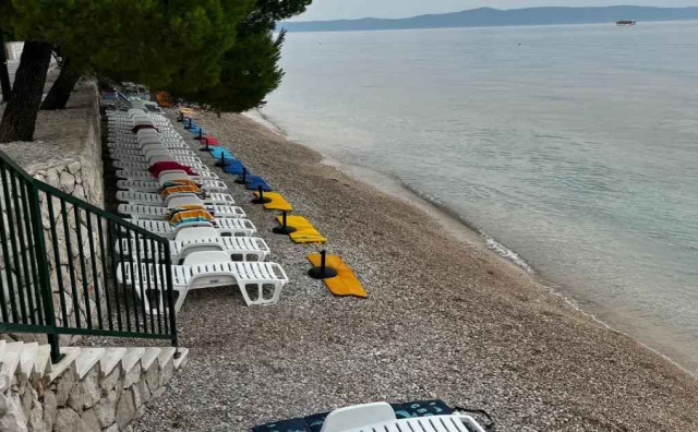 Kod Makarske privedeni zbog ležaljki: 'Došao je neki redar, gurali su me i udarali pred ženom i djetetom'