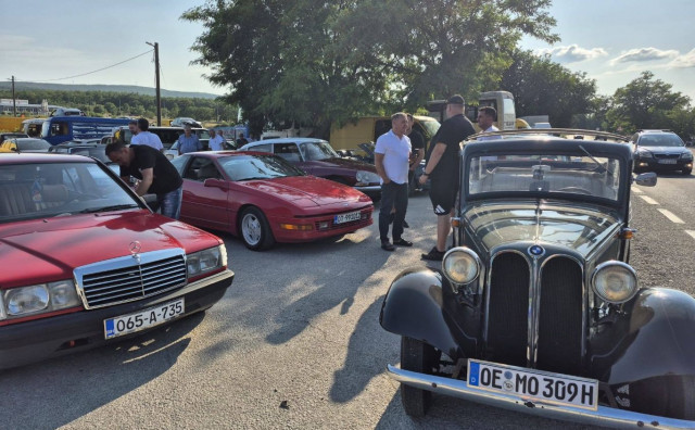 Posušje ugostilo prvu oldtimer izložbu, posjetitelje oduševili automobilski klasici