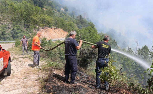 Požari i dalje aktivni na Rujištu i kod Konjica, gašenje otežava nepristupačan teren