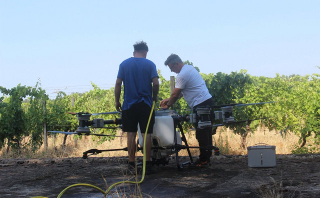 Vinarija Čitluk uvela je poljoprivredni dron DJI AGRAS T100 za zaštitu i prihranu vinograda. Prvi je put korišten na 50 hektara u Dubravama.