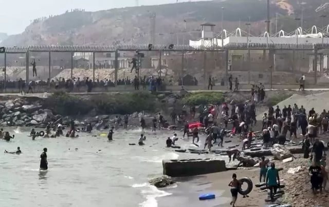 Španjolska policija uklanja migrante iz Ceute