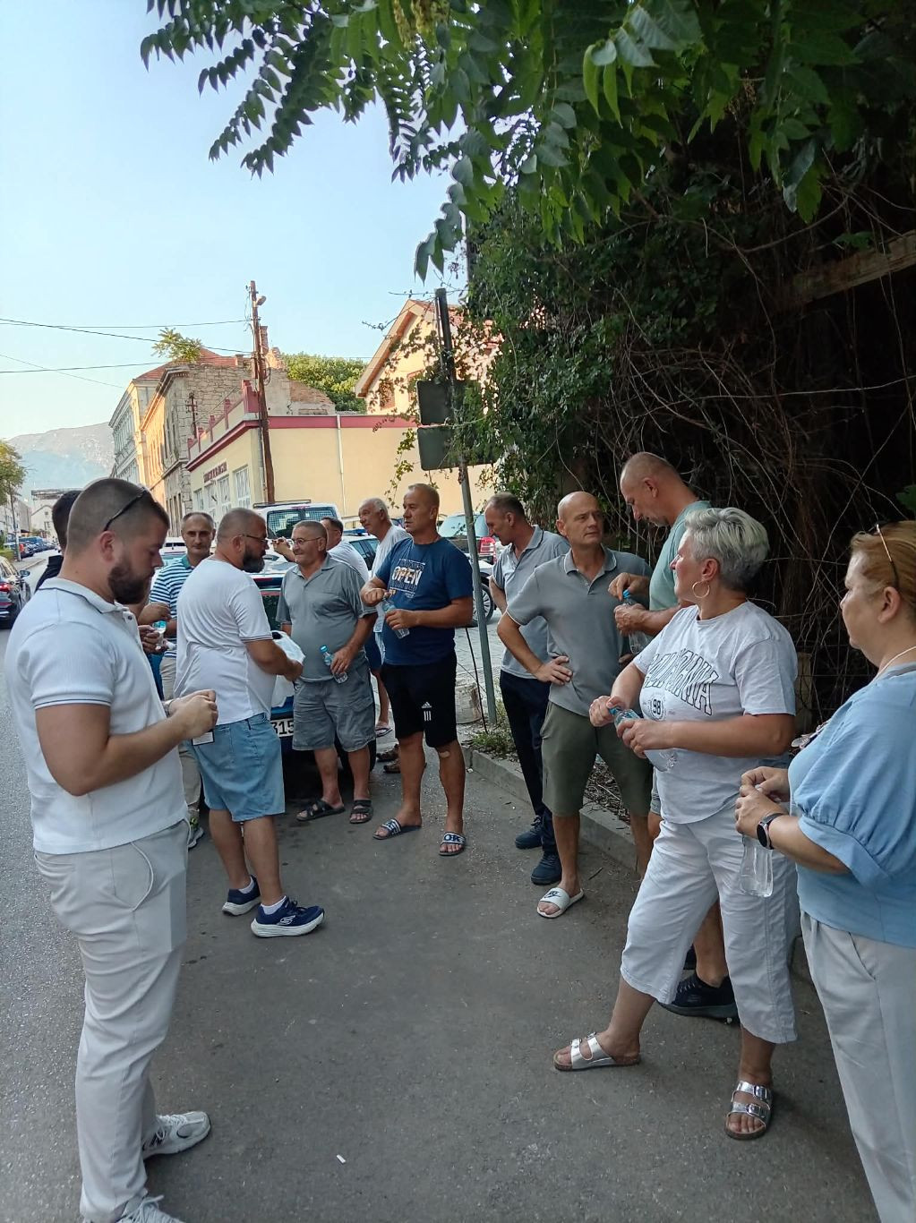 Građani ispred Suda u Mostaru čekaju puštanje na Uborku