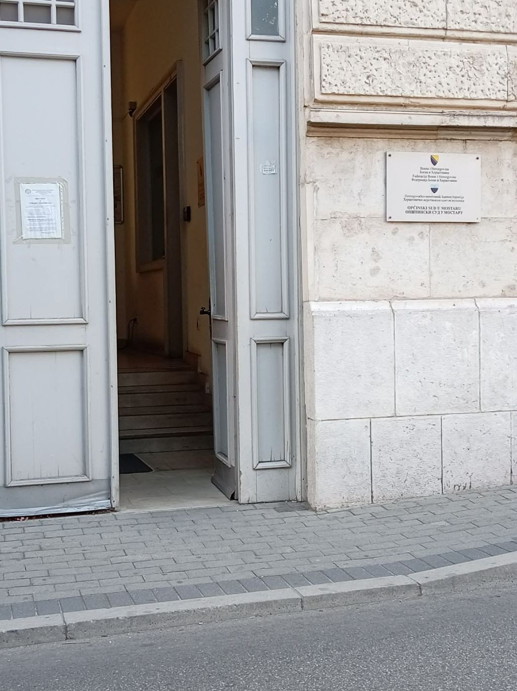 Građani ispred Suda u Mostaru čekaju puštanje na Uborku