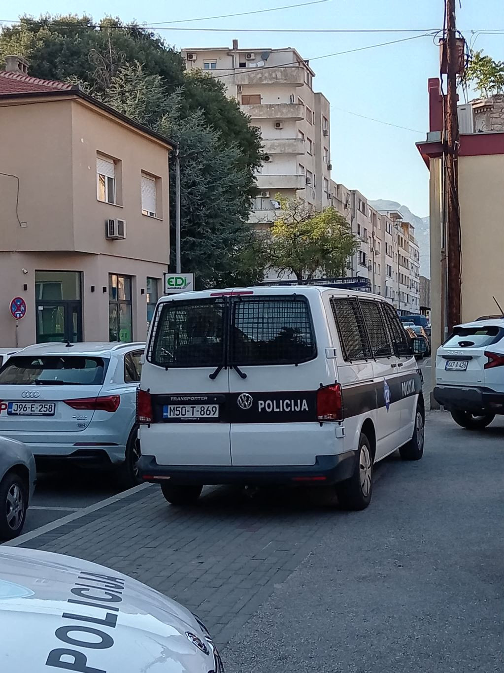 Građani ispred Suda u Mostaru čekaju puštanje na Uborku