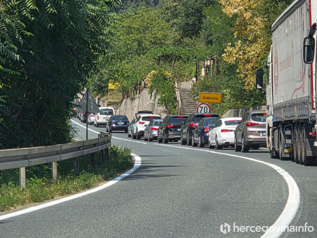 Na M-17 Bradina - Mostar promet je izrazito pojačan, a dodatna usporavanja moguća su kod Konjica i Jablanice zbog radova na Ribićkom mostu.