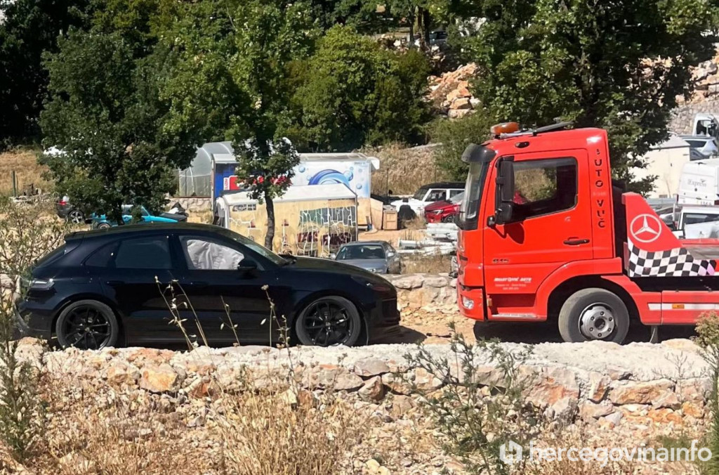 Službeni Golf MUP-a ŽZH i Porsche sudarili se u Izbičnu