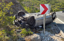 Automobil sletio s ceste na Žovnici i završio na krovu
