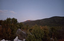 Udar groma izazvao je požar na brdu Vrando iznad Popova polja. Teren je nepristupačan, a jedan krak požara širi se prema selu Međugorje kod Glumine.
