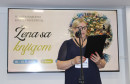 žena s knjigom