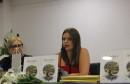 žena s knjigom