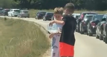 Dječaci Ljubo i Šime dijelili vodu putnicima na granici Vinjani Gornji
