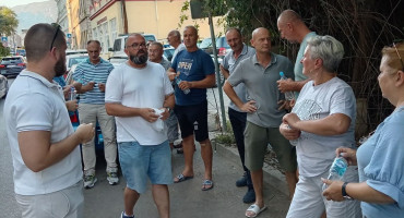 Građani ispred Suda u Mostaru čekaju puštanje na Uborku