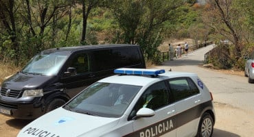 Jedna osoba ozlijeđena je nakon što je kombi slovačkih registarskih oznaka udario pješaka na mostu preko Bunskih kanala kod Mostara. Policija obavlja očevid.