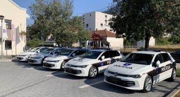 MUP Zapadnohercegovačke županije nabavlja 15 novih službenih vozila, uključujući Golfove, T-Rocove, T-Crossove i BMW motocikle. mup zzh sluzbeno vozilo sluzbena vozila