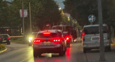 Na ljubuškoj obilaznici oko 20:10 sati dogodila se prometna nesreća u kojoj je automobil udario pješaka. Ozlijeđena osoba zbrinuta je, a policija obavlja očevid.
