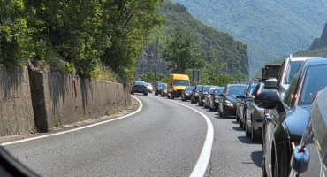 Na M-17 Bradina - Mostar promet je izrazito pojačan, a dodatna usporavanja moguća su kod Konjica i Jablanice zbog radova na Ribićkom mostu.